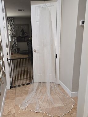 Bridal Veil with Scalloped Edge - Classic Wedding Veil. Off White/Eggshell